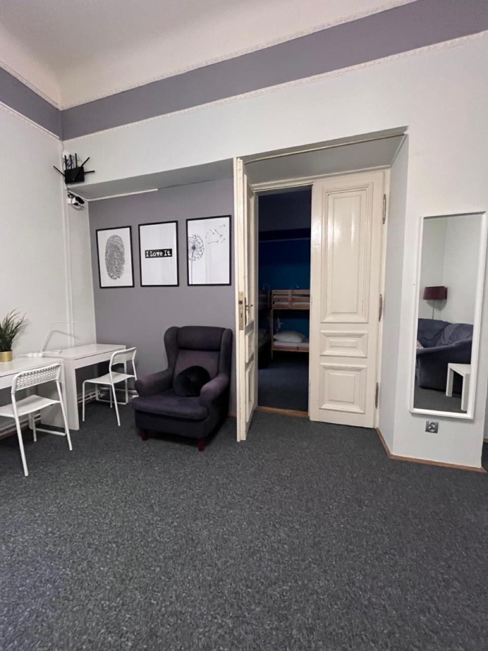 Girls Hostel Краков Экстерьер фото